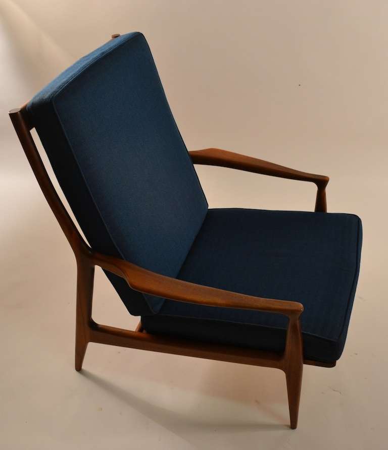 Early example of Milo Baughman design for Thayer Coggin. Solid Walnut frame supports the two loose cushions, back and seat. Very fine original condition.