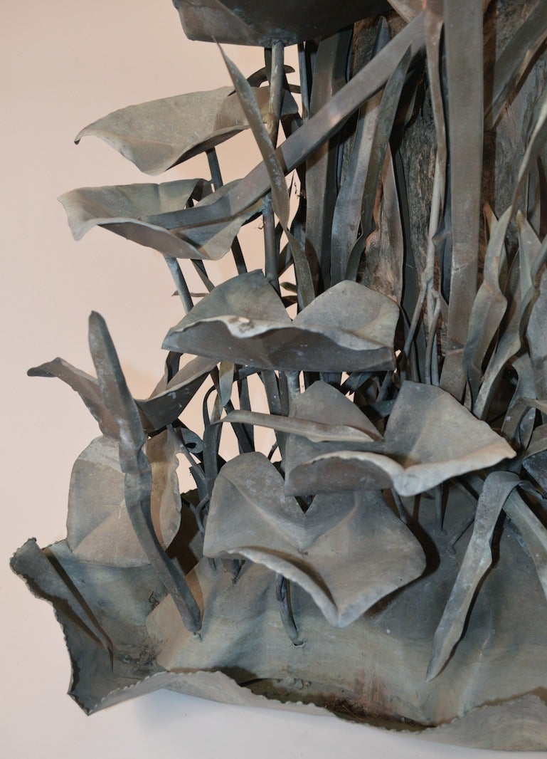 Grande fontana in rame Verdigris con foglie di gattuccio e legno di deriva in vendita 1