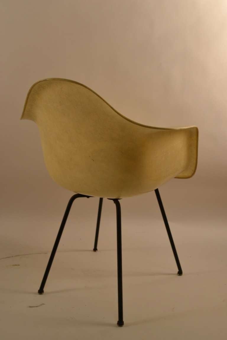 Früher Eames Bucket Chair aus Fiberglas mit Seilkante im Angebot 2