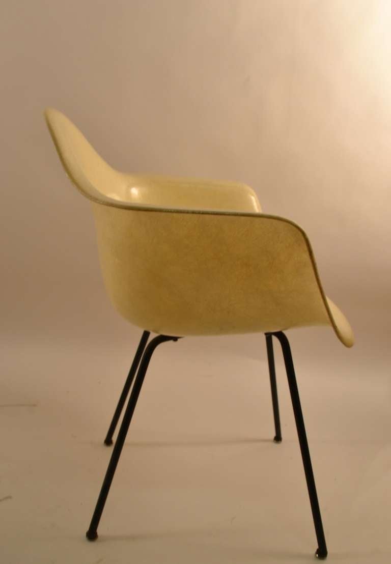 Früher Eames Bucket Chair aus Fiberglas mit Seilkante im Angebot 1