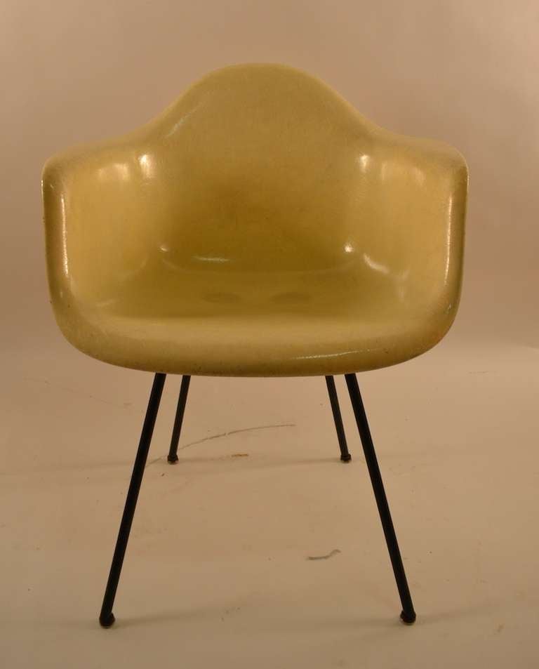 Früher Eames Bucket Chair aus Fiberglas mit Seilkante im Angebot 3