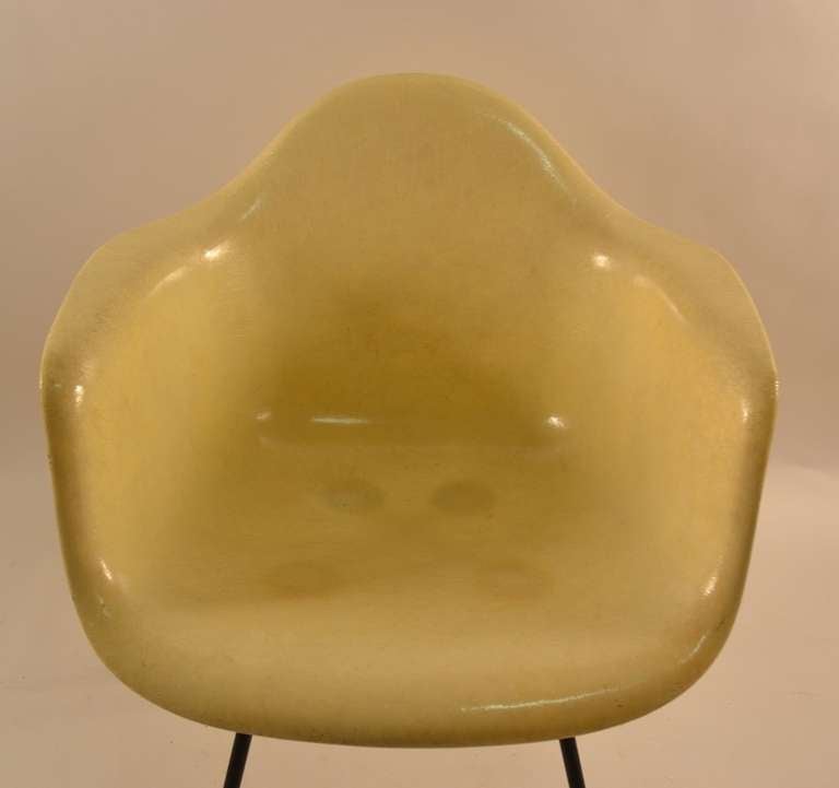 Früher Eames Bucket Chair aus Fiberglas mit Seilkante (Mitte des 20. Jahrhunderts) im Angebot