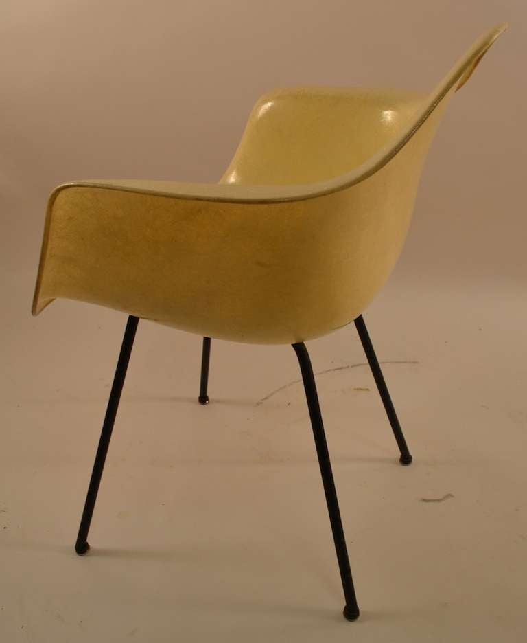 Früher Eames Bucket Chair aus Fiberglas mit Seilkante im Zustand „Gut“ im Angebot in New York, NY