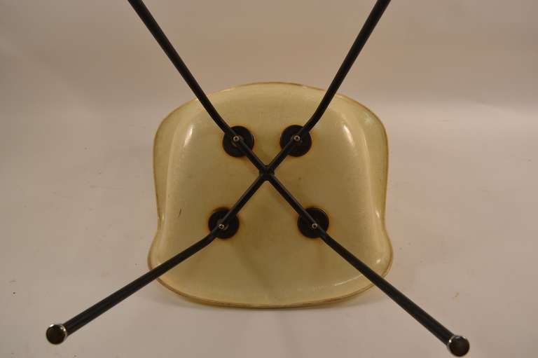 Früher Eames Bucket Chair aus Fiberglas mit Seilkante (amerikanisch) im Angebot