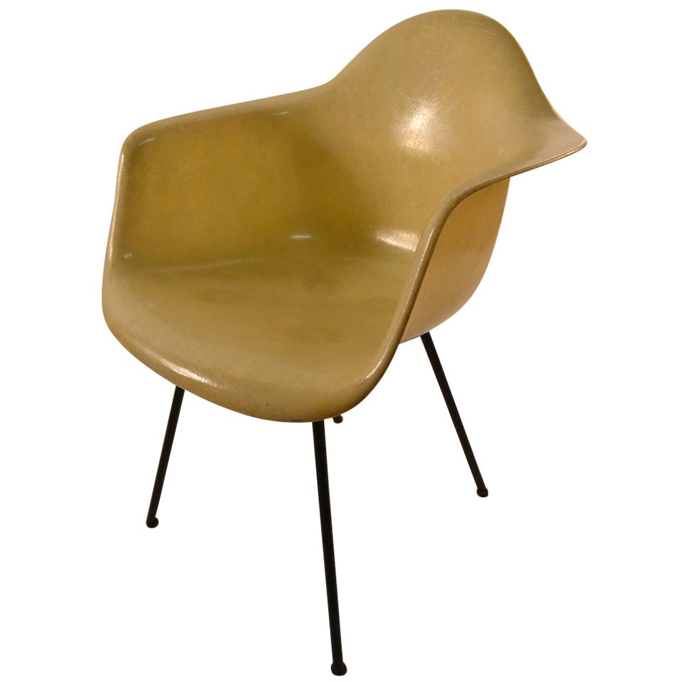 Früher Eames Bucket Chair aus Fiberglas mit Seilkante im Angebot