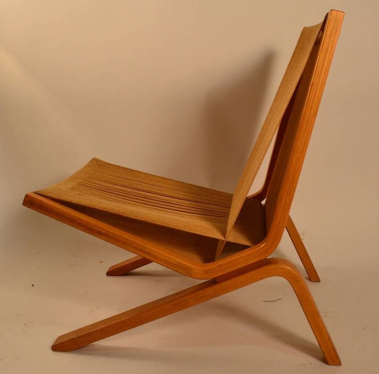 Low lounge chair with bent wood frame and original string upholstery. Sleek chiar attributed to Clifford Pascoe, with obvious Alto influence. Comfortable, stylish, chic Mid Century chair.