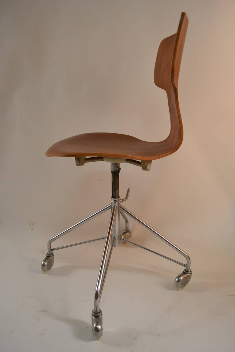 Arne Jacobsen for Fritz Hansen Swivel Desk Chair In Excellent Condition In New York, NY