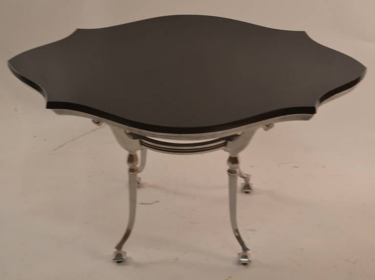 Alluminio Tavolo in fusione di alluminio in stile classico con piano in pietra in vendita