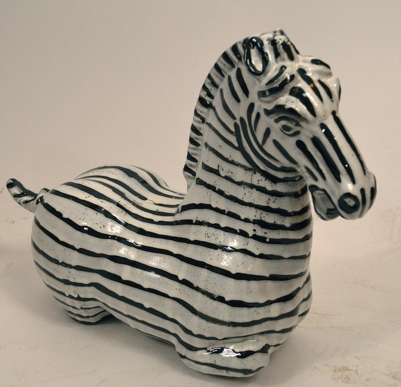 Graphic and playful Italian ceramic zebra. Decorative  objet in perfect condition.