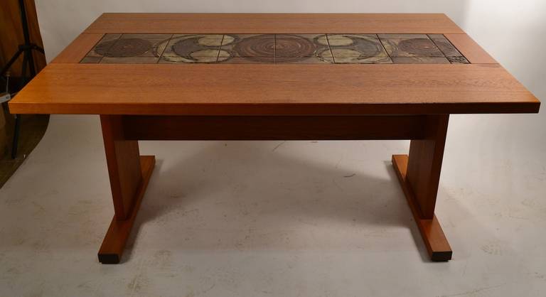 Belle table moderne danoise en teck 