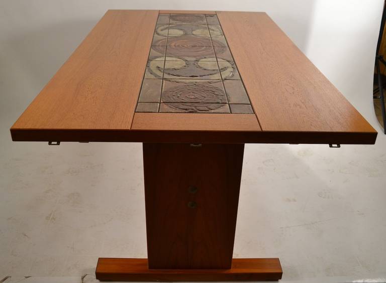 Mid-Century Modern Table de salle à manger extra longue:: art du bœuf danois:: à feuilles tombantes:: avec décoration en carreaux de céramique