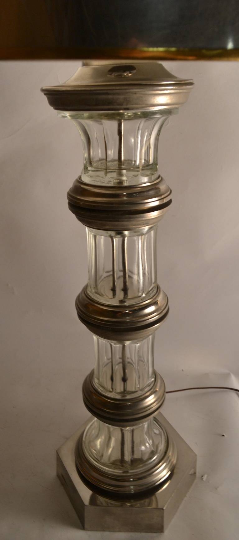 Säulenlampe aus Glas mit Silberdetails (amerikanisch) im Angebot