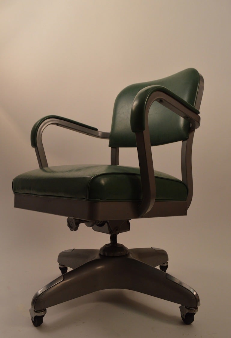 Classic Swivel Tilt Industrial Office Chair 3