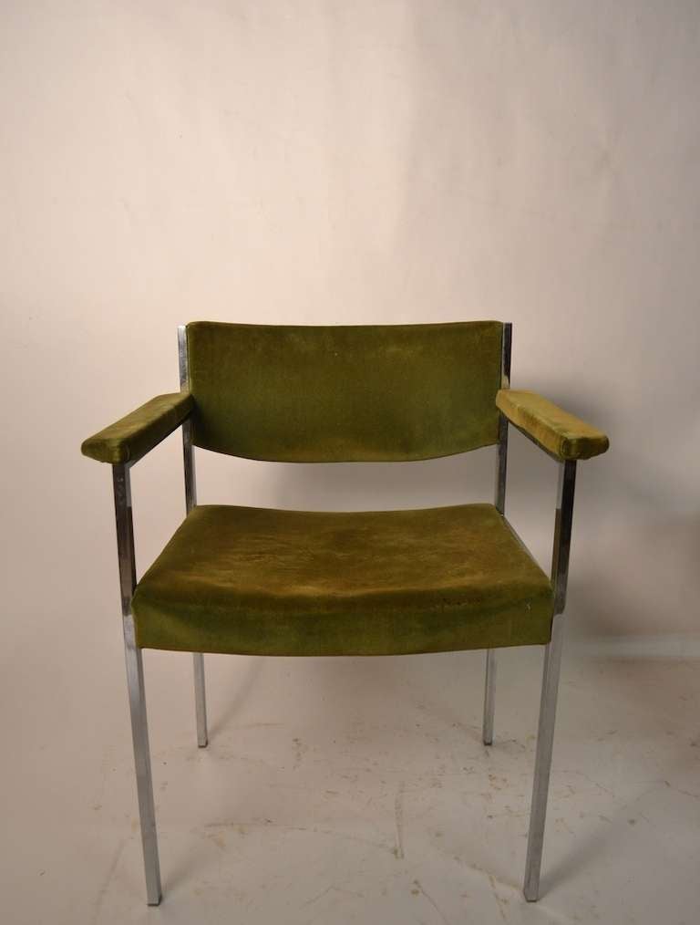 Cadres carrés en chrome brillant, revêtement en tissu vert d'origine, mais usé. L'ensemble se compose de quatre chaises latérales et de deux fauteuils ou chaises capitaine. Les dimensions dans la liste sont pour les chaises à bras, envoyez un