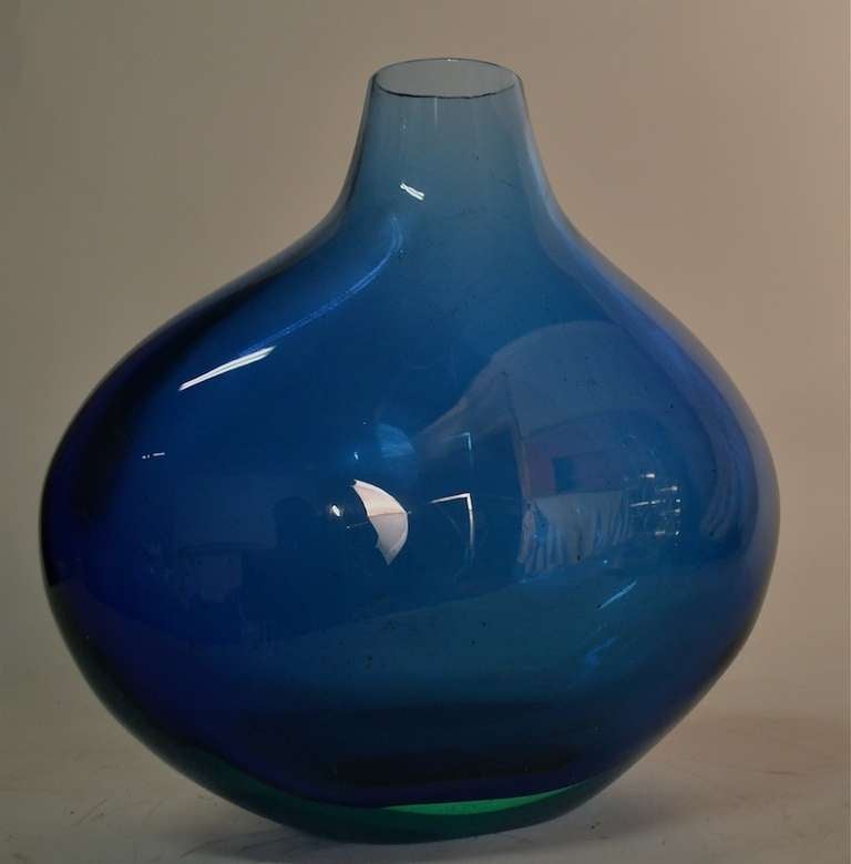 Impressive example of classic Sommerso technique, by Flavio Poli for Seguso. Murano Art Glass, dark blue body with green bottom.