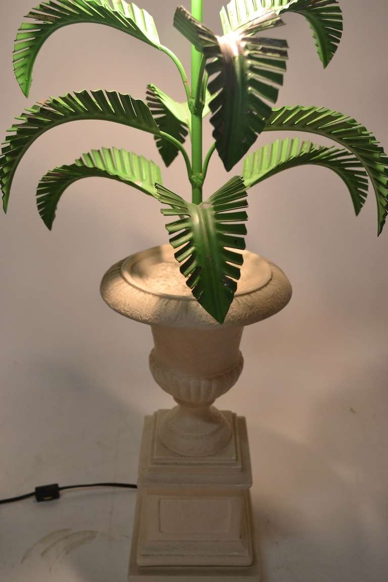 Américain Lampe en métal en forme de palmier montée sur une base en forme d'urne Campagna en vente