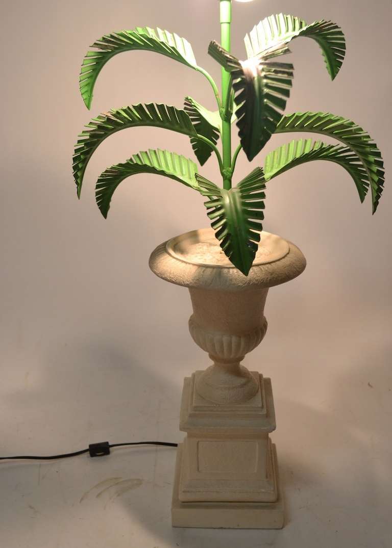 Palmenlampe aus Metall in Form einer Urne in Campagna-Form im Zustand „Gut“ im Angebot in New York, NY