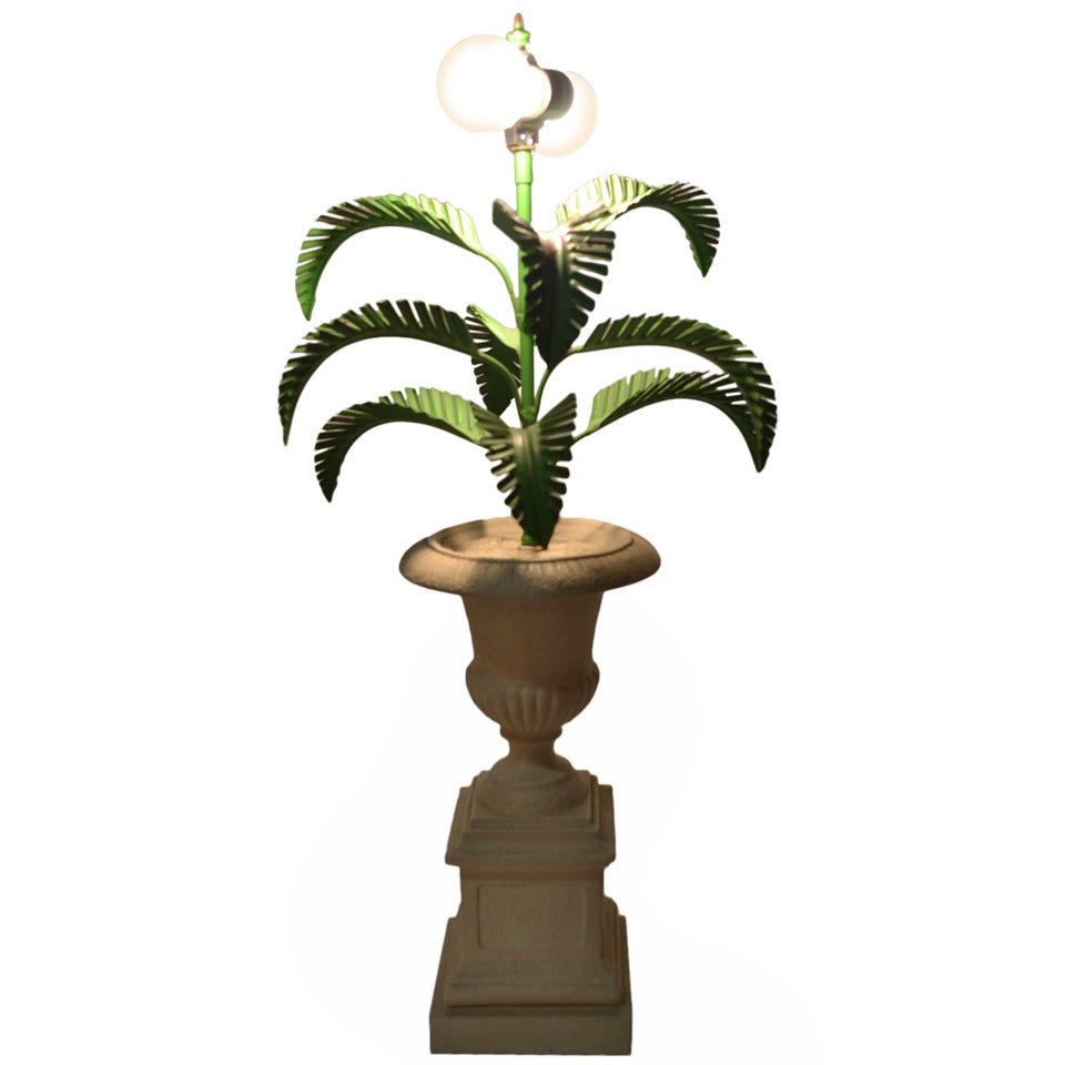 Lampe en métal en forme de palmier montée sur une base en forme d'urne Campagna en vente