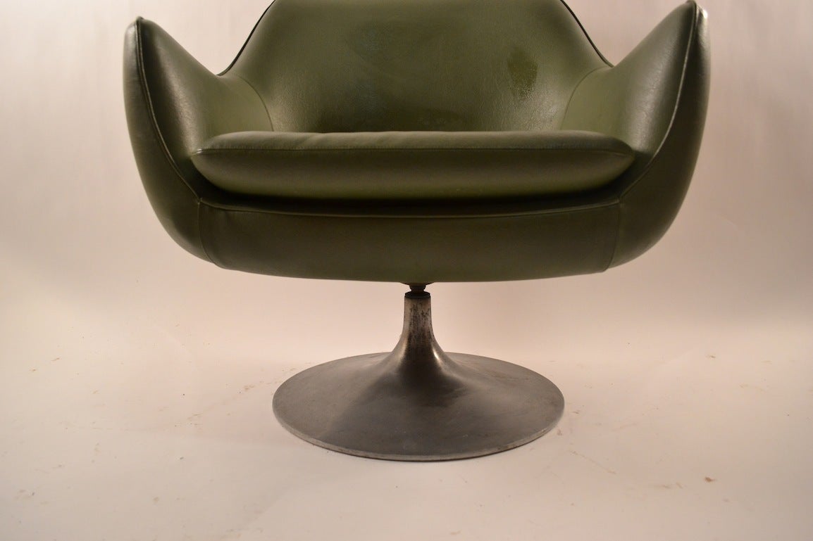 Overman Swivel Pod Chair In Good Condition In New York, NY