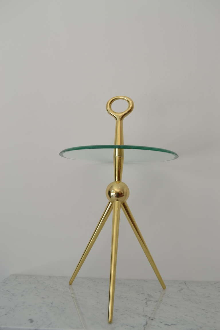 Very elegant pair of Italian Modern side table on three leg in brass and glass in the style of Borsani.