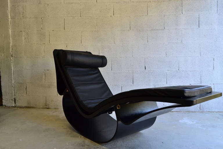 Sculptural rocking chair by Osac Niemeyer, manufactured by Fasem.
Black painted laminated wood frame with leather upholstery and adjustable, counterbalanced headrest, designed in 1978. 

Feel free to contact for more