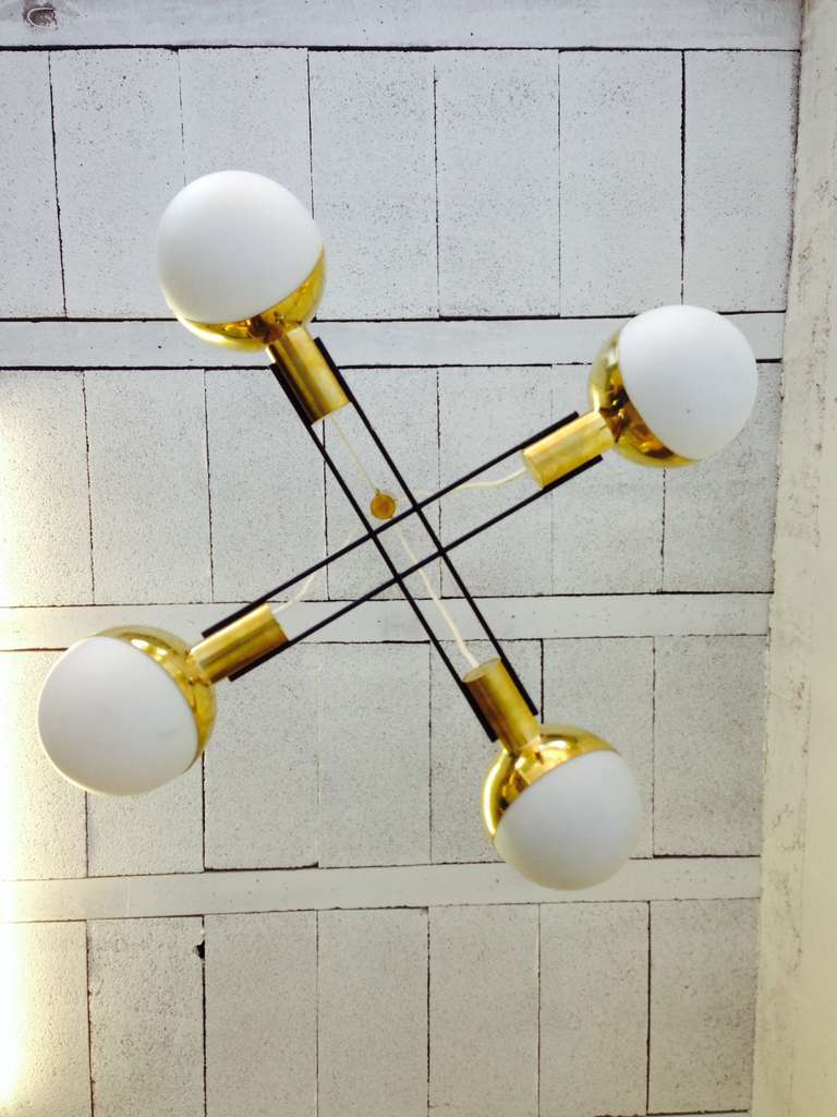 Chic chandelier by Stilnovo at four-light, circa 1960.

Brass, enameled metal and frosted glass.

Height is adjustable.

Have been clean and professionally rewire to standard EU.