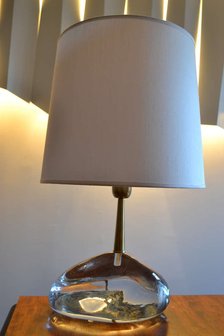 Chic pair of table lamps by Angelo Brotto with a heavy block of glass circa 1980.  Manufacturer label on the structure.

Shipping by Fedex to all US: 400 USD