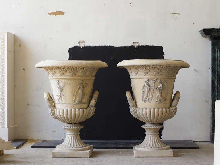 Paire d'urnes dans le style de Thomas Hope. Fabriqué à la main en pierre composite avec une finition personnalisée en pierre de Coade.
