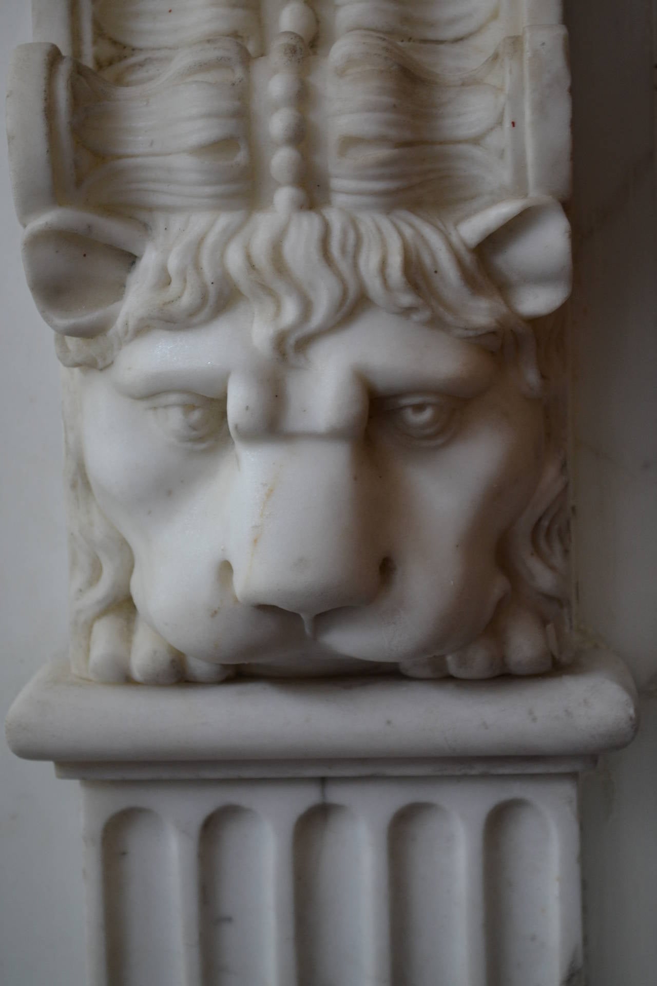 18th Century Neoclassical Carved Marble Mantel For Sale 1