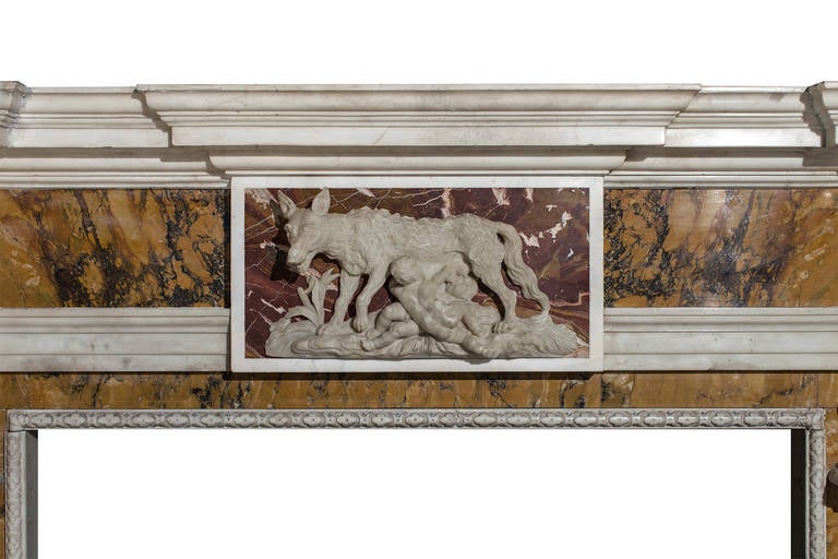 Sculpté à la main Cheminée palladienne en jaspe et Sienne en vente