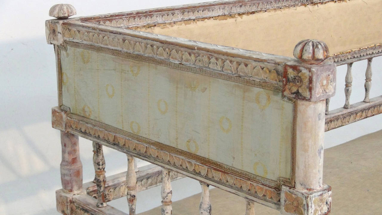 18th Century Swedish Gustavian Period Settee in Original Paint and Giltwood In Excellent Condition In Wichita, KS