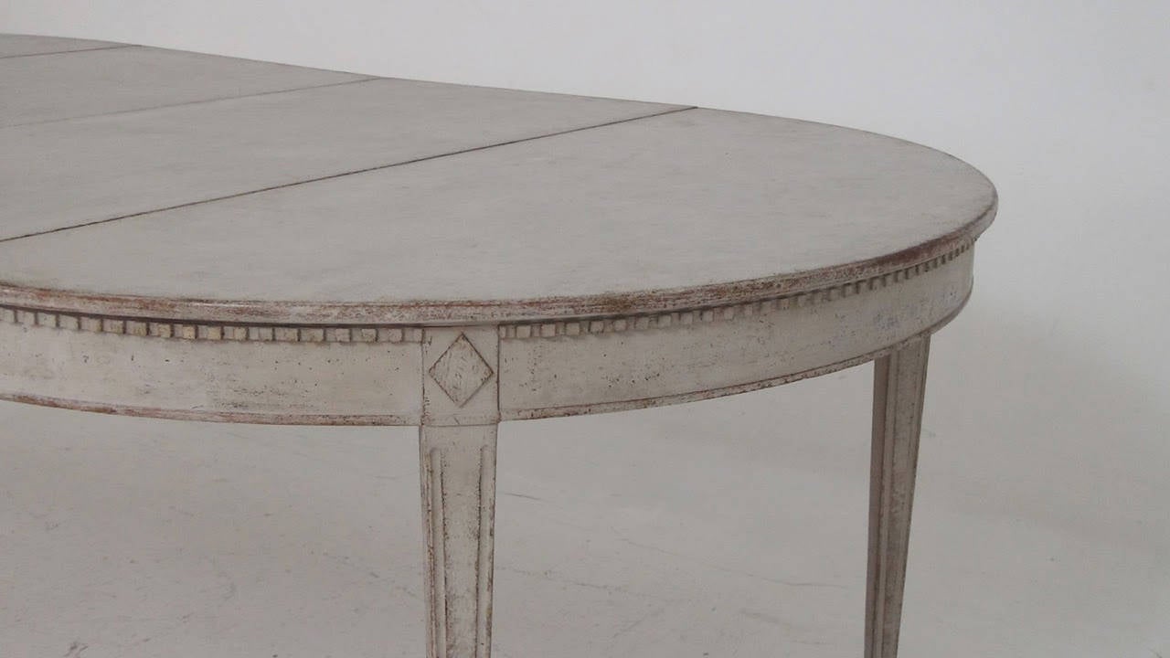 20th Century Swedish Extension Dining Table in the Gustavian Style