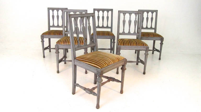 Set of Six Swedish Gustavian Style Dining Chairs In Excellent Condition In Wichita, KS