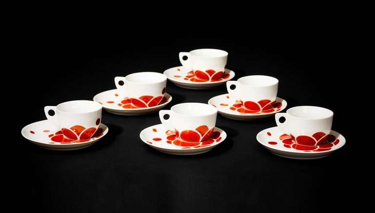 JUTTA SIKA
Linz 1877 – 1964 Vienna
SCHOOL OF PROF. KOLOMAN MOSER

SIX TEACUPS AND SAUCERS

designed by: Jutta Sika, around 1901/02
executed by: Wiener Porzellanmanufaktur Josef Böck
marked: cup: D 501a , saucer: 
