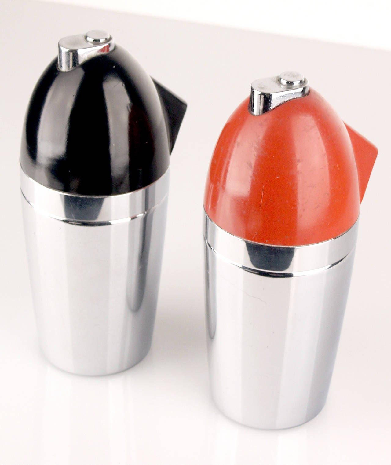 Pair of Art Deco Syphon Bottle, Chrome and Red and Black Enamel In Good Condition For Sale In Bremen, DE