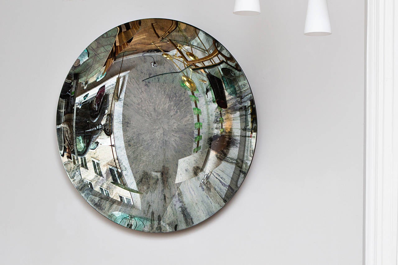 Amazing Contemporary miroir convexe unique en verre oxydé par Christophe Gaignon, France 2014.
Miroir en verre fait à la main par l'artiste.
Diamètre 90 cm, profondeur 12 cm
Suspension en laiton, signée par C.Gaignon au dos.
