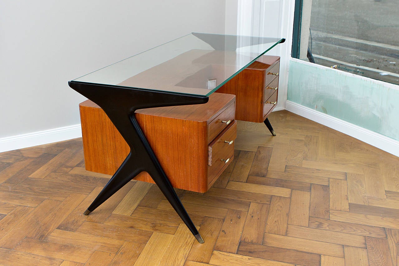 Rare writing desk by Vittorio Dassi, Italy circa 1950. Measures: Length 162 cm, height 77 cm, depth 75 cm. Heavy original old light green glass top 16 mm, organic black lacquered wood legs, lacquered wood, brass handles and six drawers.
Complet new