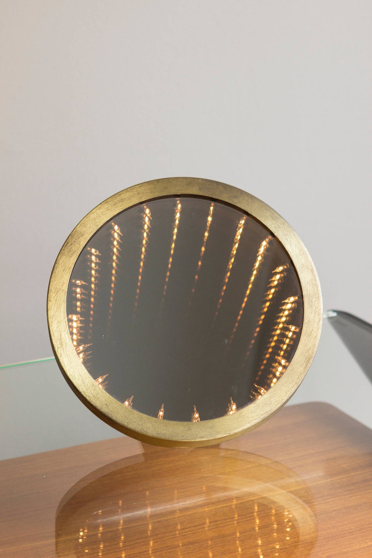 Rare Exceptional light kinetic mirror/ Infinity Mirror, brass frame, black lacquered metal and mirrored glass, with the effect of infinite depth.
Italy circa 1970 diameter 30 cm. Can use for a table light or wall light object.