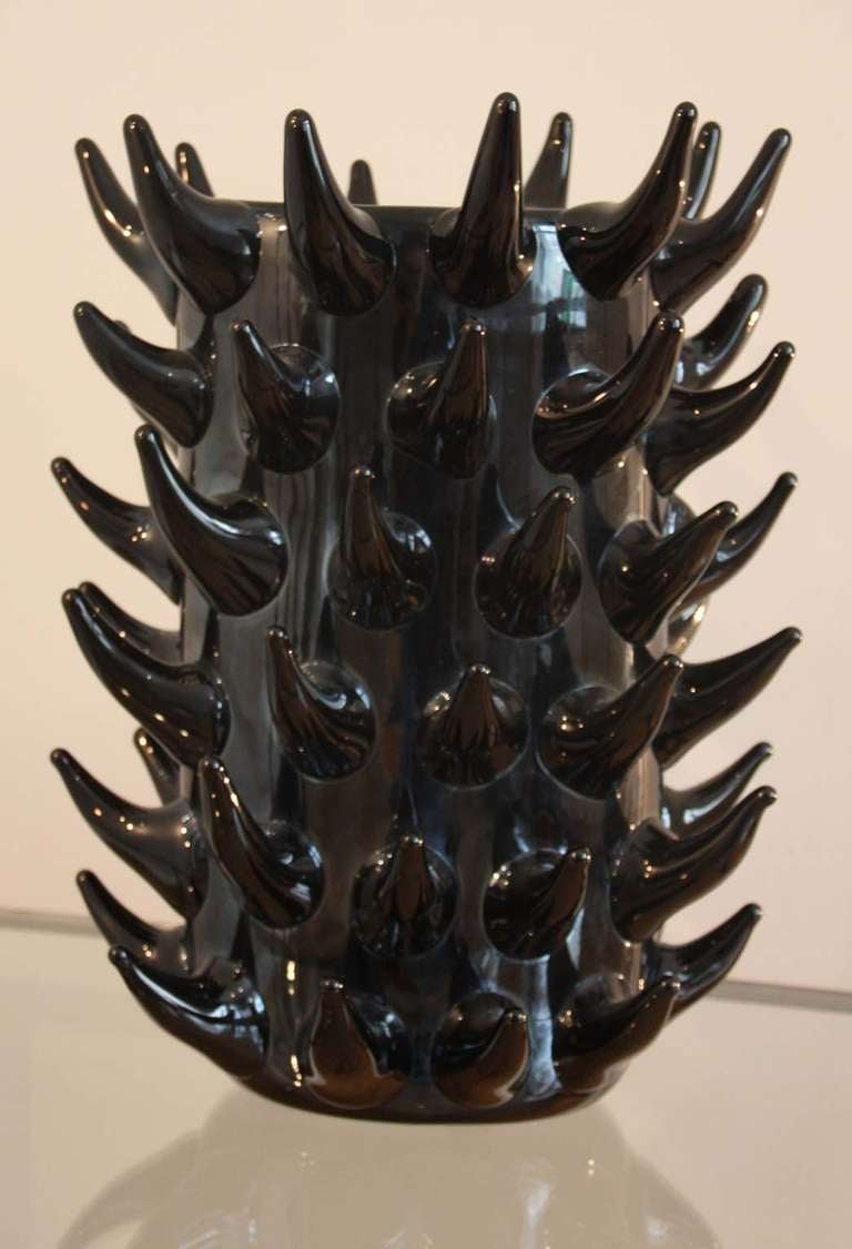 Large Enrico Camozzo rare glass vase with applied black big horns rams vase, Italy Murano circa 1980, engraved signature and label of the Vetro Artistico Murano height 43.5 cm, diameter 32 cm. Amazing centerpiece. 