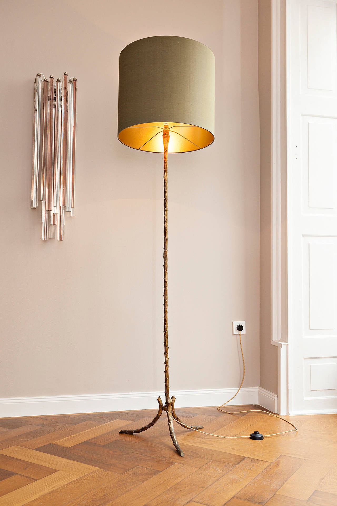Elegant floor lamp by Maison Baguès, France, circa 1950, gilt bronze floor lamp with tripod base and leaf decoration on stem, very nice patina. Bajonet lamp socket, newly electrified. New handmade shade, gold green dupion silk by Zimmer and Rode,