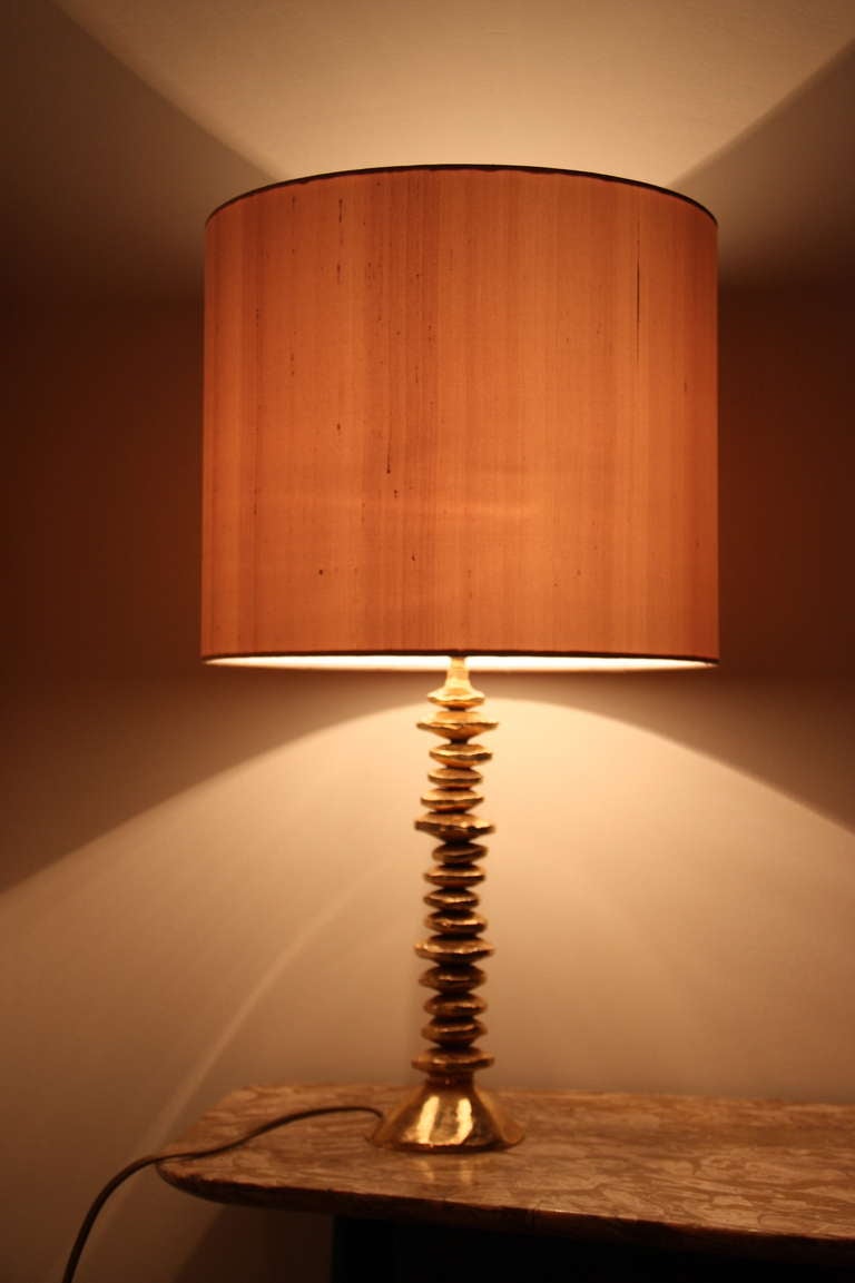 Pierre Casenove, for Fondica, Paris, bronze gilded, table lamp, Dupion silk shade, France circa 1990, signed on the base.
Height within the shade 55 cm, without the shade 32 cm, base diameter 9,5 cm.