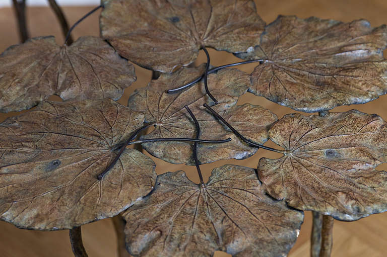 Pair of Leaf Bronze Side Tables (Französisch) im Angebot