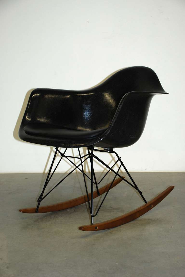 Eames 'rocking armchair'

Execution: Herman Miller