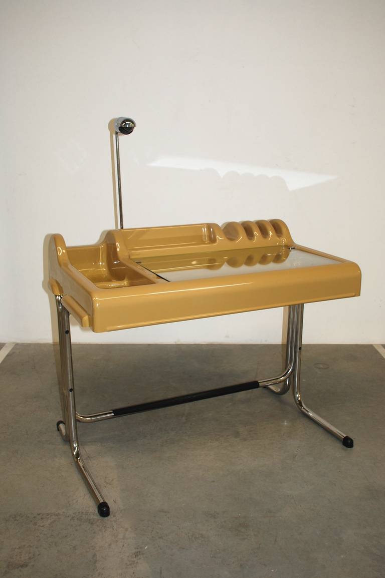 Vittorio Parigi and Nani Prina 'Orix' desk.

Execution: Molteni, 1970s.