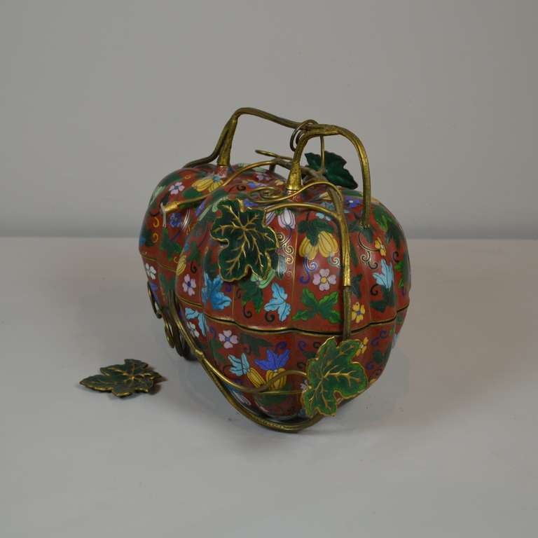 Charming Cloisonné lidded box in the shape of a double-pumkin. The inside is done with blue enamel. Supposed to be a chinese work out of the end of the 19th century. A nice eye-catcher which provides a usefull function.