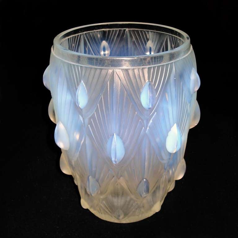 Sabino, Francia, 1930.

Vaso in vetro opalescente modellato in forma.
Firmato all'interno, sul fondo del vaso, in rilievo. Una firma molto rara.
Dimensioni:
Altezza 19,5 cm (7-3/4
