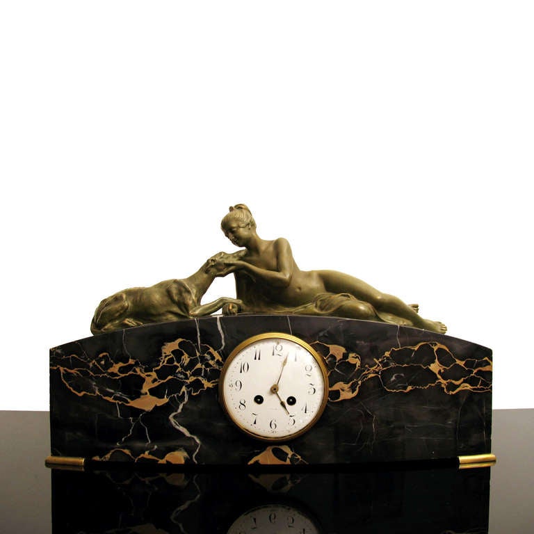 Very beautiful Art Deco clock.
High quality portoro marble base, on top a very elegant woman and her dog, realized in bronze of excellent quality, with very accurate chiseling.
Clock functional, but not checked, inscribed 