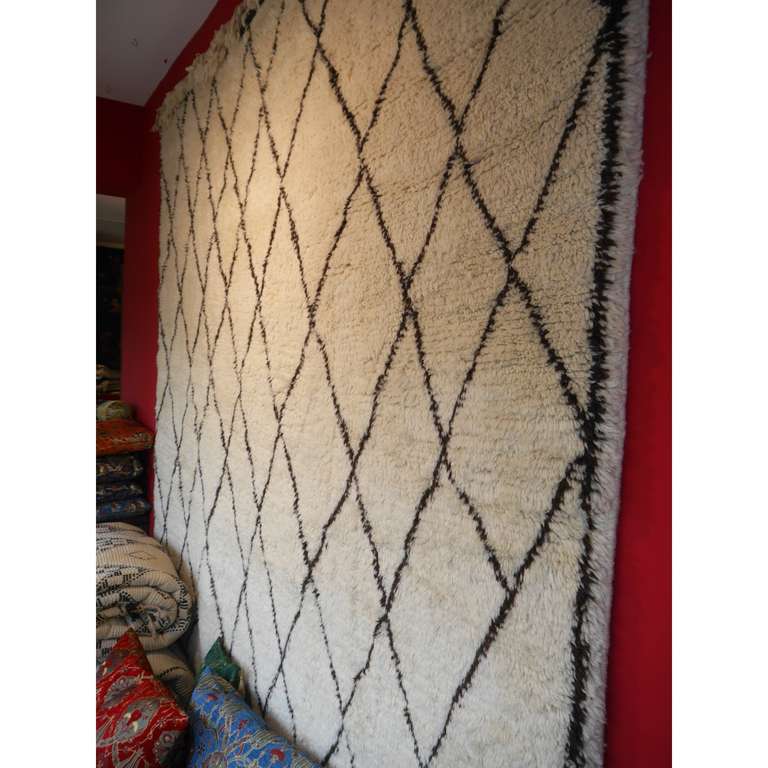 Beautiful Hand knotted Beni Ouarain carpet, made in the moroccan mountains. Woolwhite / cream color with dark brown design.