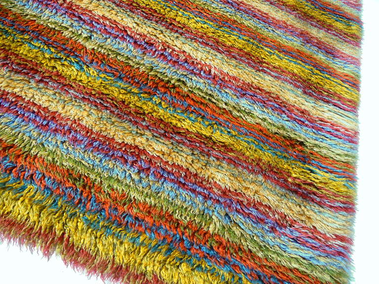 Magnifique tapis Tulu en Mohair turc. Parfait état et poils de Mohair lustrés et brillants. Qualité très lourde, longueur des poils d'environ 3 pouces.
Ce tapis noué à la main de style shaggy est unique en son genre. Il est incroyablement doux au