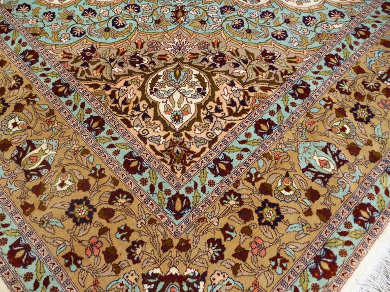 Elegante alfombra formal procedente de la ciudad de Hereke, en Turquía. Tamaño muy grande para una alfombra tan fina. El campo interior claro y el diseño floral hacen un bonito contraste con el Medaillon y el borde de bronce. Esta alfombra semi